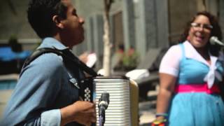 (HD) LA SANTA CECILIA / LA MONEDITA : AMPLIFICADO (LOS ÁNGELES, USA)