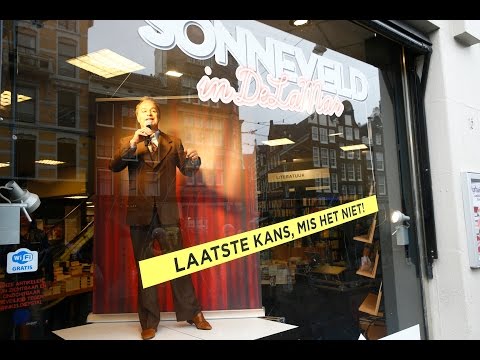 Tony Neef in de etalage als Wim Sonneveld