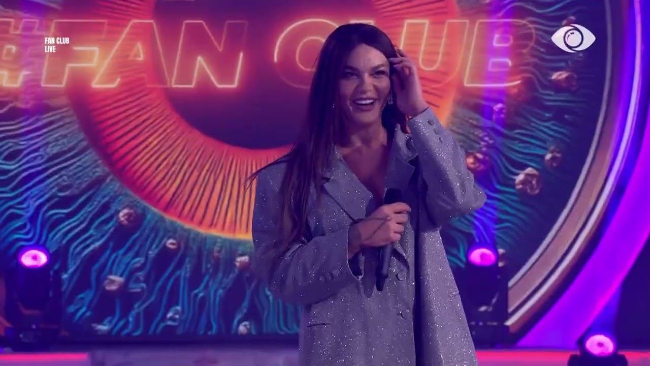 Amber ndez studion, vjen me një këngë të re dhe një mesazh të koduar -Fan Club