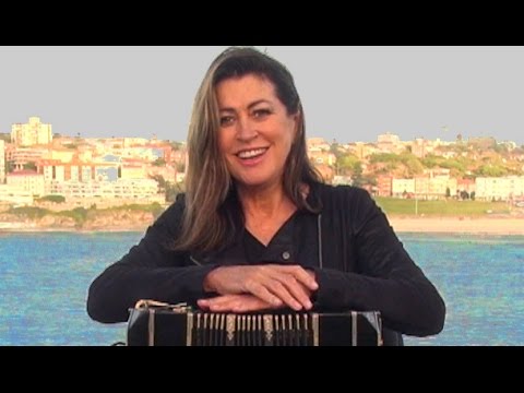 Maggie Ferguson - bandoneón at bondi beach