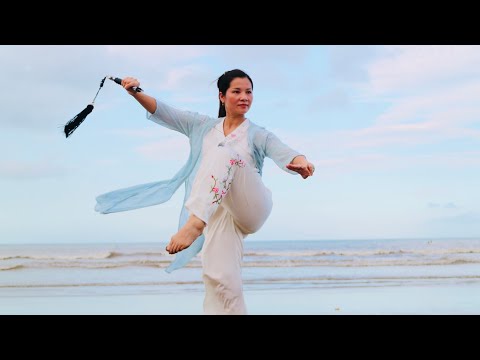 32式太极剑背向演练#taichi#太極拳 #24式简化太极拳#太極拳教室 興味のある方はぜひ一度見学に来てみて下さい。葛飾区立石にて毎週火曜日，日曜教室に行っています連絡先080-2485-9956