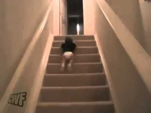 Baby rutscht treppe runter für eine banane
