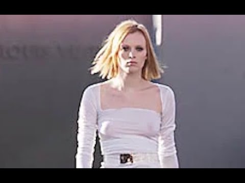 LOUIS VUITTON Spring 2001 Paris - Fashion Channel