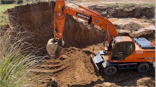 Download lagu Doosan Dx210 Excavator Cutting Hill And Loading Dump Trucks  mp3
