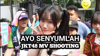Download lagu JKT48 | 'AYO SENYUMLAH' MV Shooting | Sudirman Car Free Day mp3