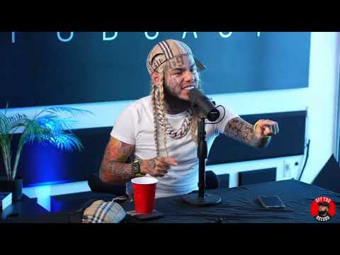 Off The Record avec DJ Akademiks (Pilote) - 6ix9ine est interrogé par Wack100 pour savoir s'il ét...