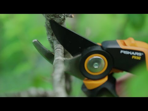 Fiskars Solid™ sekatorius atraminiais ašmenimis L (P361) 1057165 video