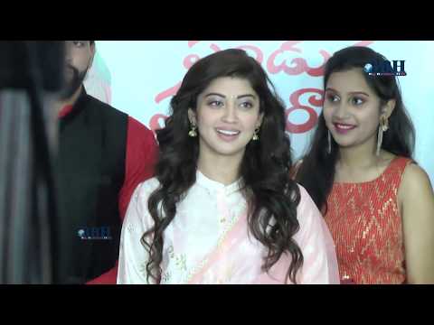 ||Heroine Pranathi at Big Bazar ||Ameerpet||Pranathi says Sankranthi wishes to Big bazar customers||