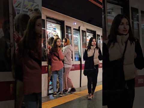 😱 Attenzione pickpockets targeting visitors in Rome Metro Stations #Roma #Italy #Viral #Pickpocket
