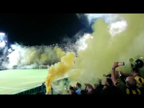 "Salida Peñarol - Inauguración Campeón del Siglo (2016-03-28). Peñarol 4 -  1 River Plate" Barra: Barra Amsterdam &bull; Club: Peñarol &bull; País: Uruguay