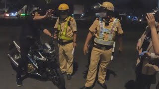 Cười! Anh người Tây chạy xe máy vào đường cấm gặp CSGT, mời mọi người ăn hai trái xoài bỏ trong túi