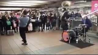 Banda de vientos en el metro