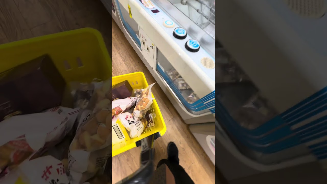 Won CASTELLA from a Ring Hook Game?! 🎮🍞 日本のゲームセンターでパンGET！