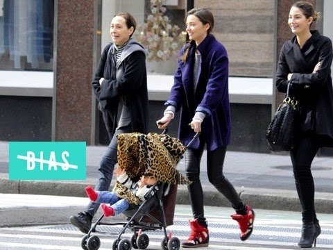 download lagu mp3 mp4 Miranda Kerr White Sneakers, download lagu Miranda Kerr White Sneakers gratis, unduh video klip Miranda Kerr White Sneakers