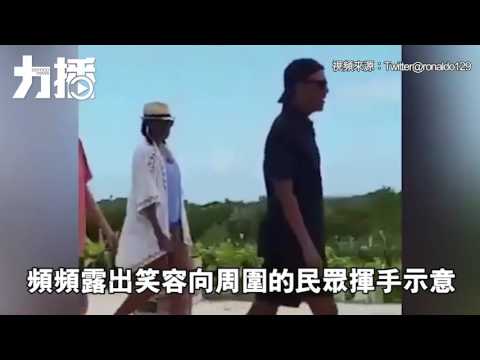 微笑揮手盡顯親民