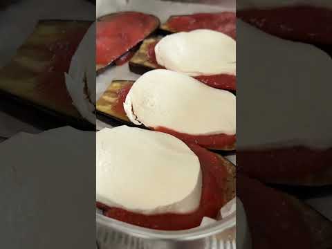 Eggplant Pizza Perfection: A Vegetarian & Gluten-Free Twist! 🍆🍕