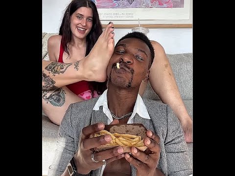 „SIE FÜTTERT IHN MIT IHREN FÜSSEN!“ „ER SCHAUT AUF IHRE SOHLE!“ „HALLO! GIB MIR DEINEN FUSS!“ UND...