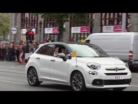 Pope visits Budapest’s St. Stephan Basilica