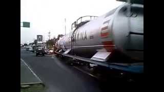 preview picture of video 'Lokomotif D301 melangsir KA BBM Pertamina di depan PT. INKA Madiun'