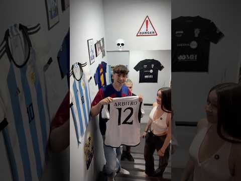 🔥 Así liga GAVI con una CHICA mientras le firma un autógrafo