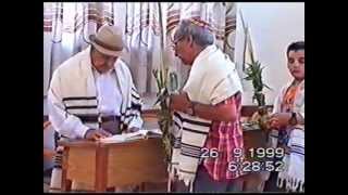 סוכות בבהכ''נ "אבי-דוד" בחולון 1999 (ידידנו היקר משה רצון ז"ל) - התמונה מוצגת ישירות מתוך אתר האינטרנט יוטיוב. זכויות היוצרים בתמונה שייכות ליוצרה. קישור קרדיט למקור התוכן נמצא בתוך דף הסרטון