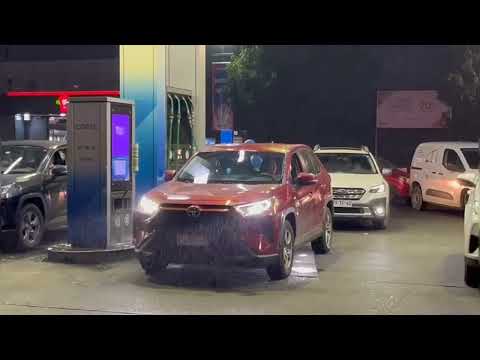 Filas de vehículos en Los Ángeles y otras comunas por nueva alza de combustibles desde este jueves