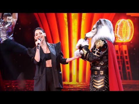 Lupo canta "Se bruciasse la città" con Anna Tatangelo - Il cantante mascherato 26/02/2021