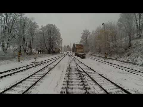 Pohled na zasněžené Jeseníky ze stanoviště strojvedoucího