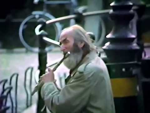 Sighurd Cochius speelt op zijn geliefde plek aan de Oudegracht te Utrecht september 1985.