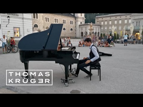 Amazing Pianist Plays Medley of famous Movie Themes in Salzburg