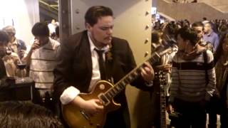 Julio Revueltas en la Inauguración de Gibson a través de la lente