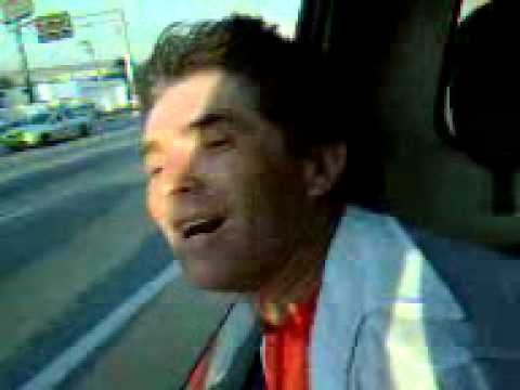 Cachorrinho caga massa