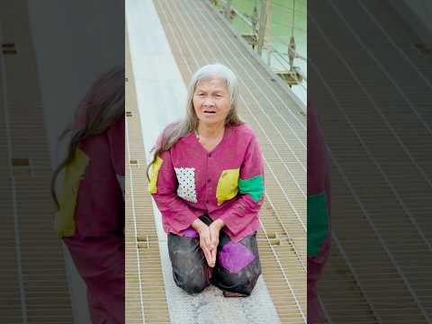 A poor mother buys her daughter a phone, but gets ignored 📱💔 #homeless #trending #shorts