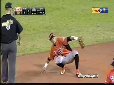 Gran atrapada de Erick Salcedo ante Leones (29-10-2015)