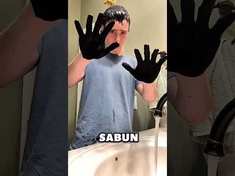 Adam saçını siyaha boyamaya çalıştı.