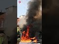 Eén gewonde en auto's in brand door explosie | #shorts