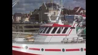preview picture of video 'Grandcamp - Entrée d'un bateau de pêche dans le port'