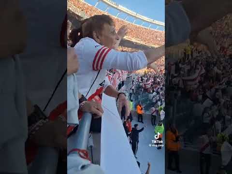 "Ponga mas huevo, Ponga mas corazón" Barra: Los Borrachos del Tablón &bull; Club: River Plate