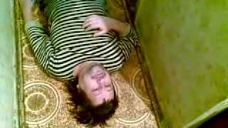 Пьяный в хлам алкаш лежит на полу в своей моче - Видео онлайн