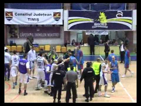 BC Timisoara - Steaua 68-67, reactia stelistilor de la final  (Analog TV).flv