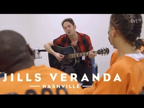 Joel Alme spelar "I threw it all away" för en musikklass på ett amerikanskt fängelse