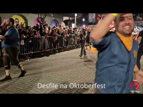 Desfile na Oktoberfest na rua 15 de novembro 08 10 2025