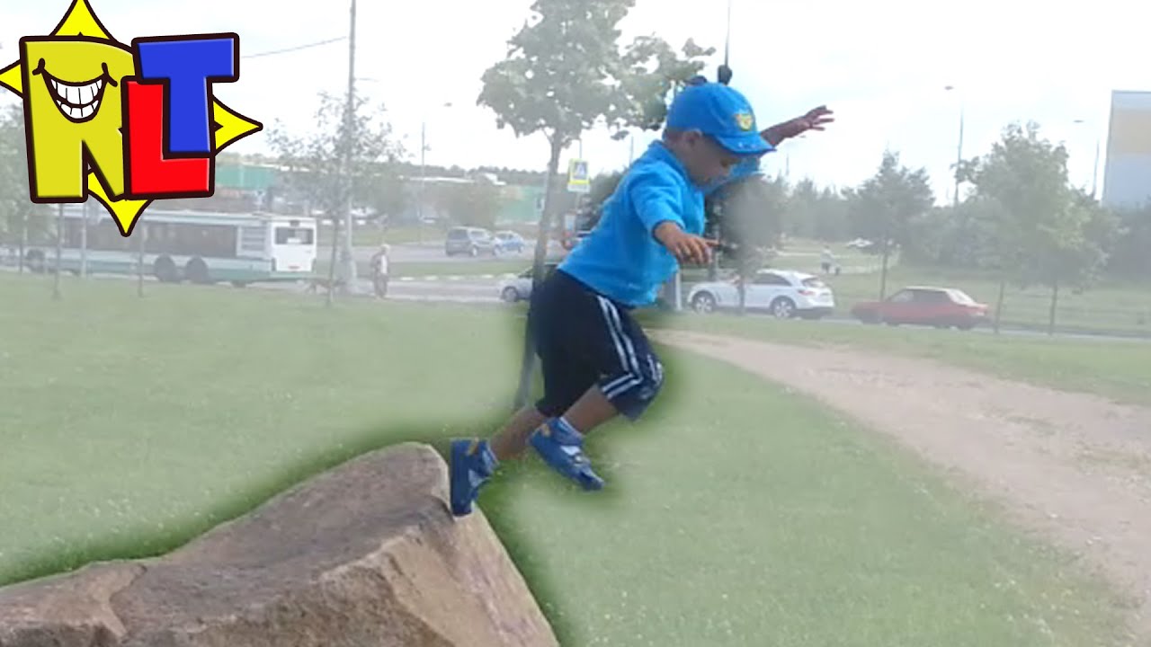 ✨ Как сделать 10 прыжков. Игра на улице с Ромой. Маленький блогер.