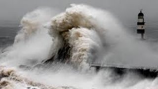 preview picture of video 'Olas gigantes en Baiona ENE 2014/ Amazing waves in Galician/ 西班牙的巨型海浪'