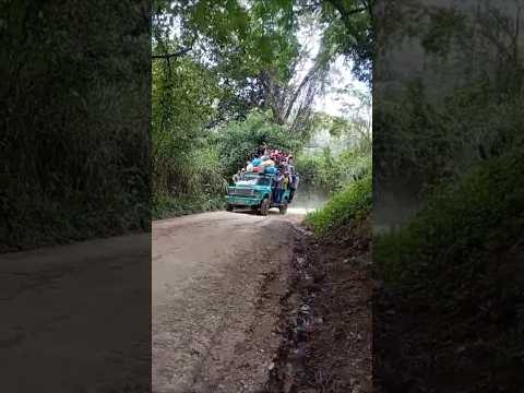 hermoso vehículo aro carpati desde Teruel Huila bien cargado de campesinos #campo