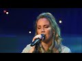 Lisa Lois zingt 'Hemel en Aarde' in Almere.