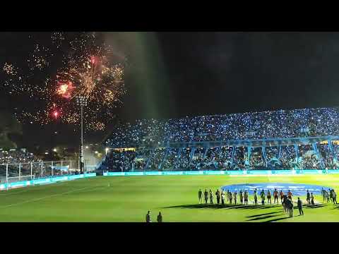 "Recibimiento de la hinchada de Belgrano" Barra: Los Piratas Celestes de Alberdi &bull; Club: Belgrano