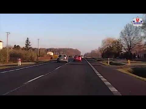 Skoda wpadł do przydrożnego rowu na DK17