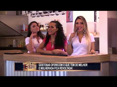 Garçonetes usam calcinha como uniforme e despertam a fúria da mulherada