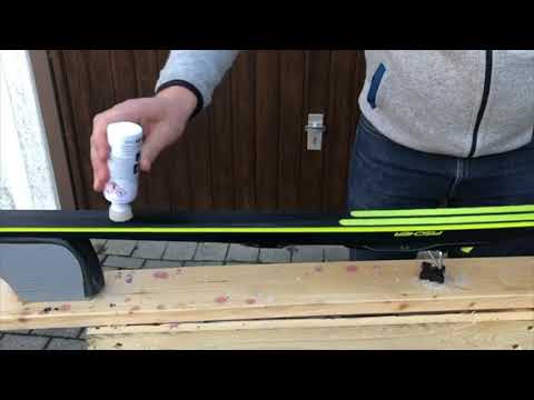 Langlaufski mit Flüssigwachs wachsen